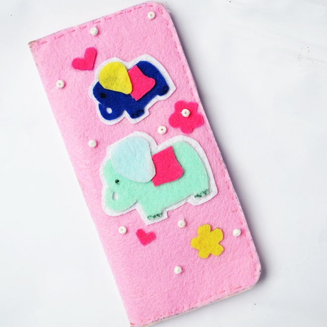 In this post, I'm sharing a super easy wallet tutorial. This DIY wallet is perfect for beginners who want to learn how to sew wallets. It comes with a free wallet pattern and wallet sewing tutorial for beginners